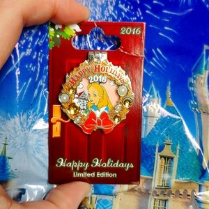 NWT Disney 2016 Limited Edition Holiday Pin